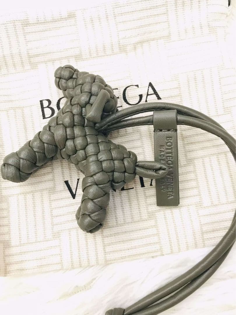 Bottega Veneta 犬型キーホルダー ダークグレー
