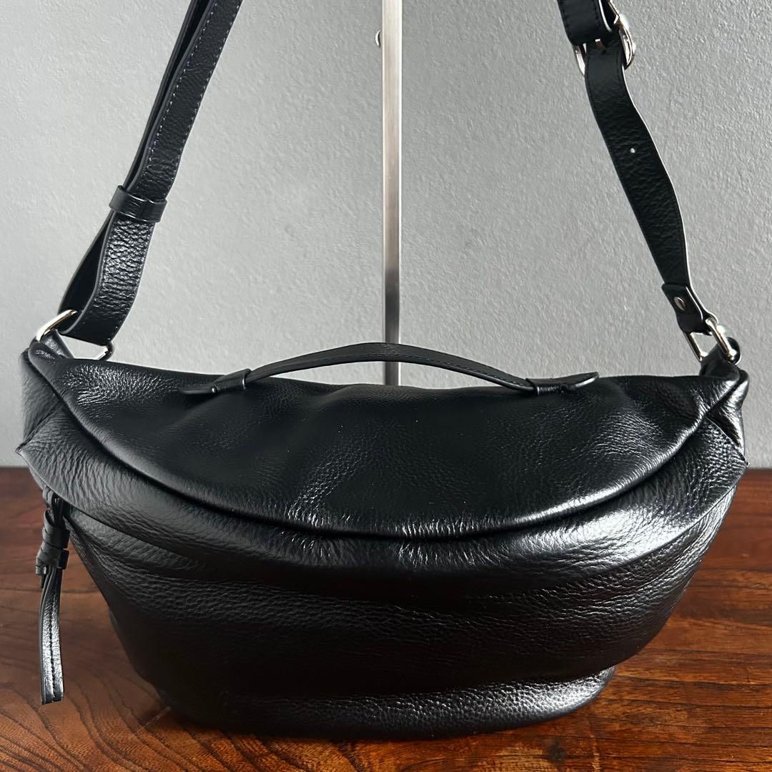 【匿名配送】nouer ヌエール 黒 牛革 ボディバッグ 2way シボ革 人気