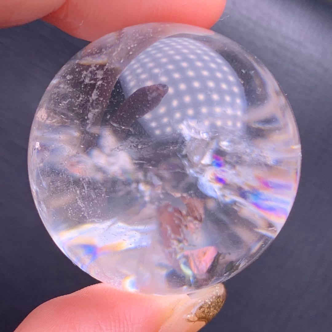 0608109  天然水晶台丸玉座付き虹入り　32ミリ