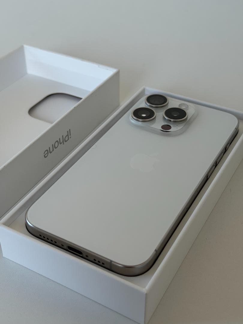 iPhone 15 Pro ホワイトチタニウム SIMフリー 美品 箱あり