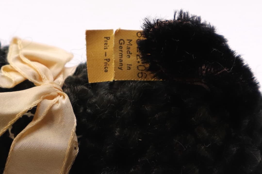 シュタイフ SWAPL 黒い羊のぬいぐるみ 左側半面に日焼け有り