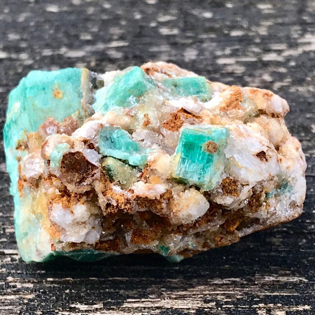 エメラルド 原石 126.7ct 六角 柱 ヘキサゴン パキスタン 天然石 宝石