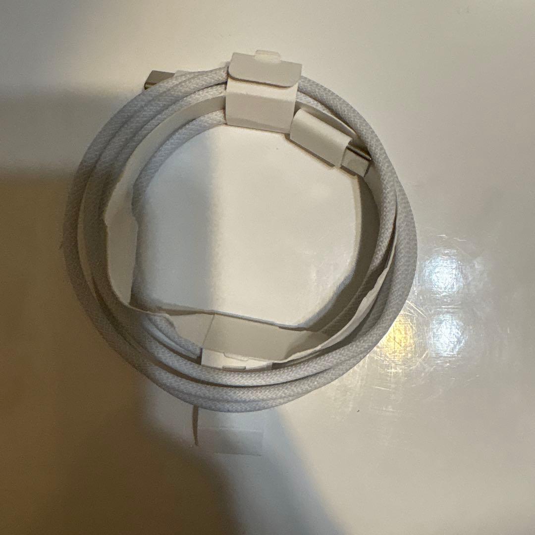 AirPods Pro （右耳のみ）充電ケーブル付き　充電すれば正常に使えます。