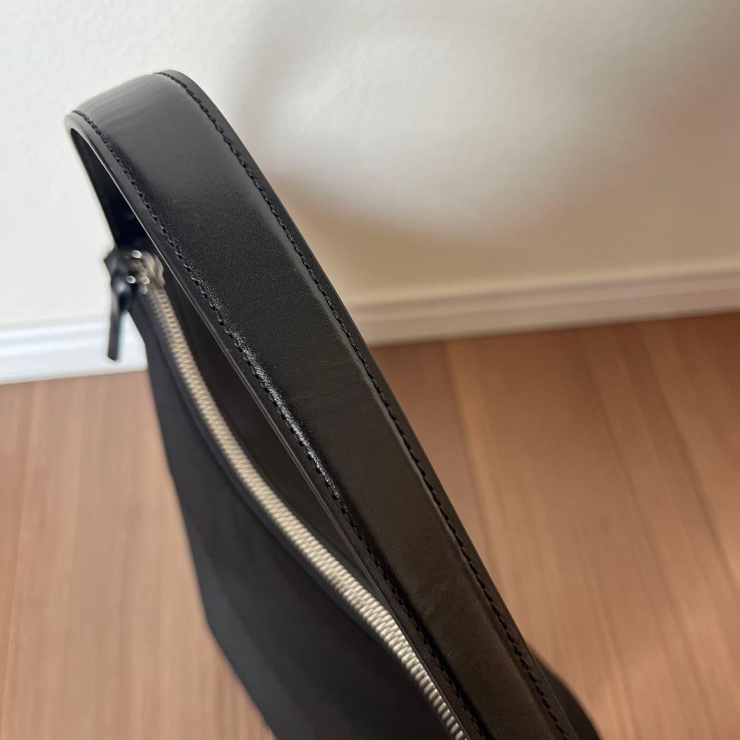 TOUT Y EST カノ トワル スモールバッグ　ブラック