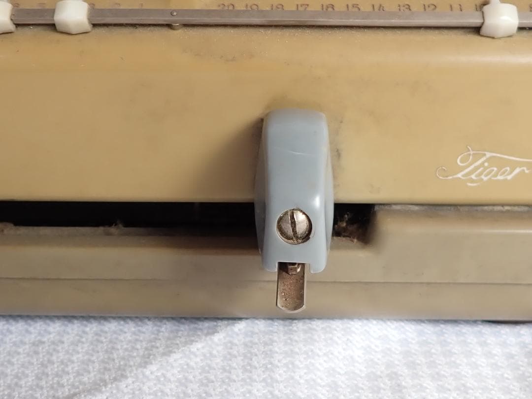 昭和レトロな手回し計算機 インテリアとしておすすめです。送料込・匿名発送