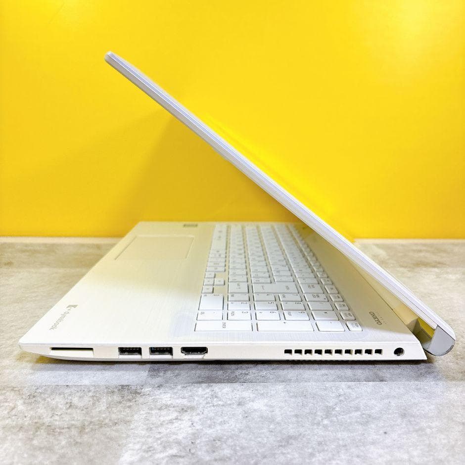 おしゃれなホワイト❣SSDでサクサク快適✨薄型 カメラ すぐ使えるノートパソコン