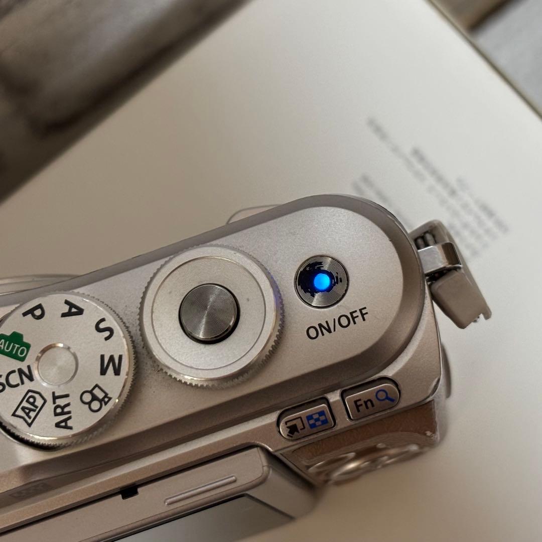 Olympus PEN E-PL10 ミラーレスカメラ　広角ズームレンズ付き