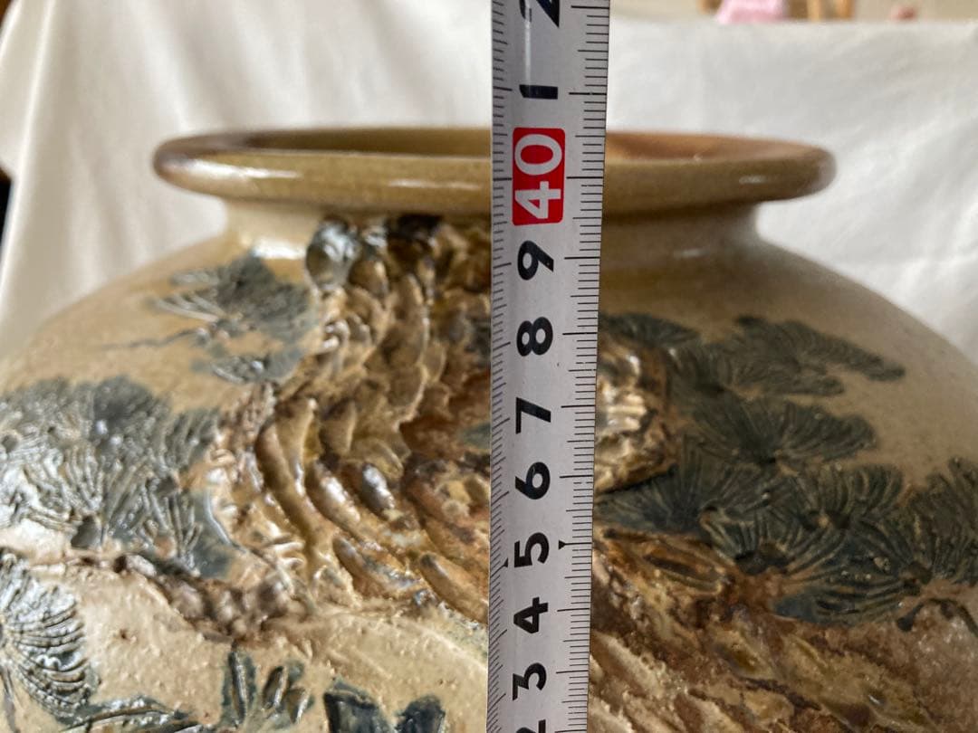 サイトウ 春山作 大壺 竹と梅の模様の陶器の壺