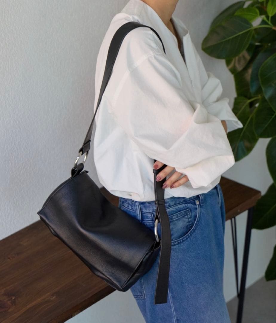 【新品．未開封】BEARDSLEYビアズリー　レザーボディバッグ　ブラック