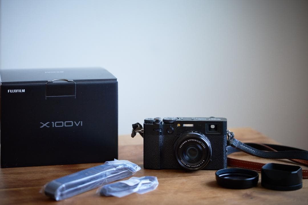 【美品】Fuji X100VI ブラック + おまけアクセサリー多数付き