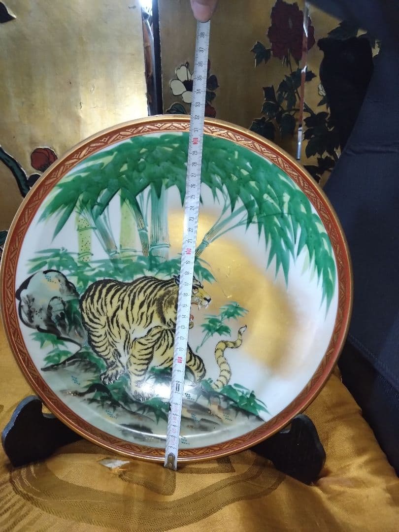 虎と竹の絵柄 陶器の皿 直径30cm