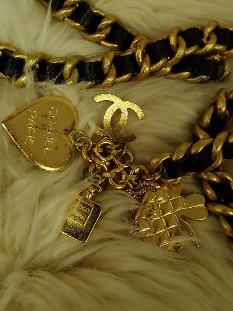 CHANEL シャネル　ゴールドチェーンベルト チャーム付き