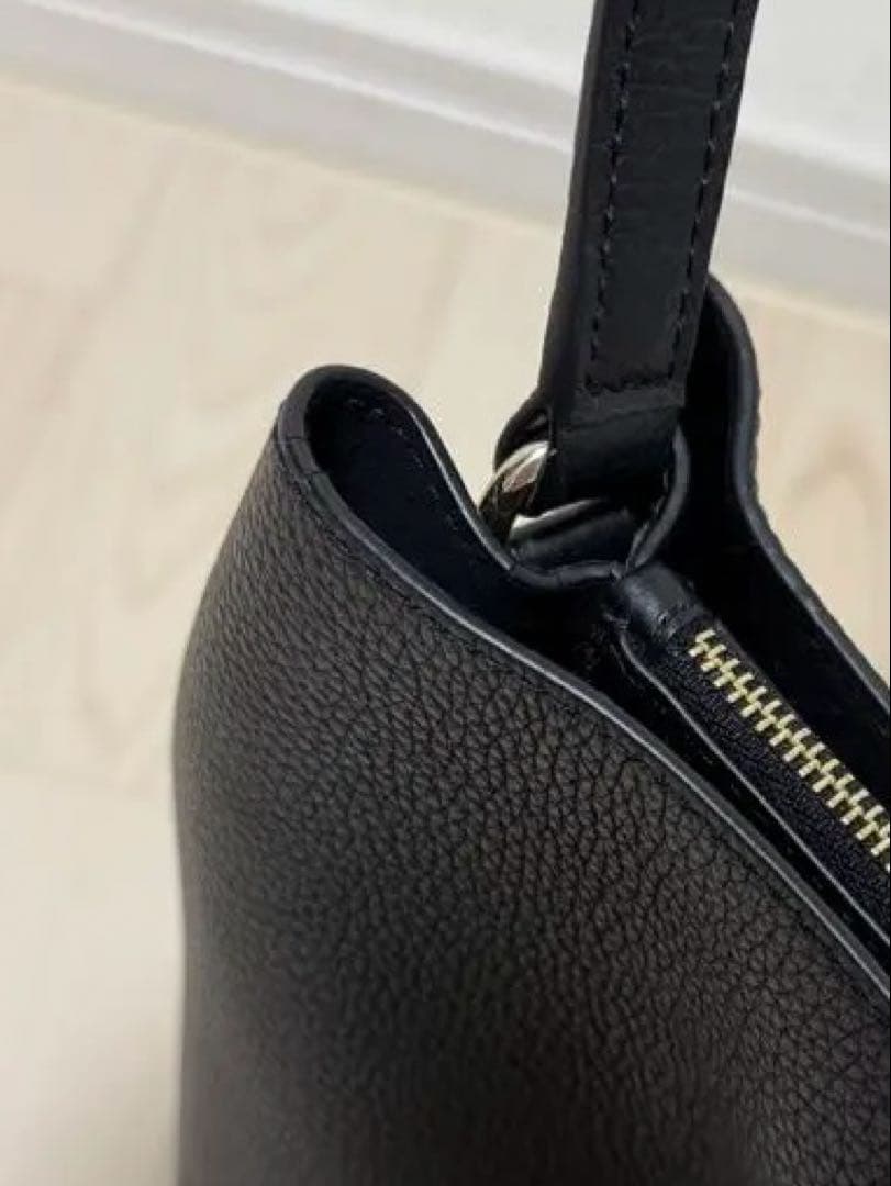 FURLA フルラ　ハンドバッグ　バック　ショルダー　黒　ゴールド　シンプル