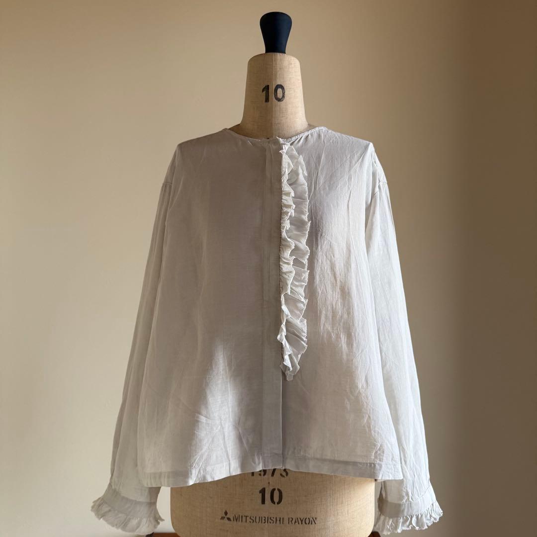 kagure かぐれ　ワッシャーフリルブラウス/ライトグレー（2025年春夏）