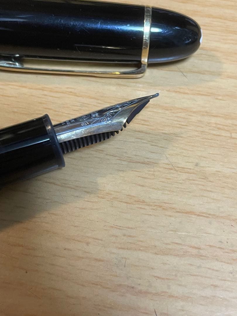 MONT BLANC 万年筆 黒 樹脂製 専用ケース付き