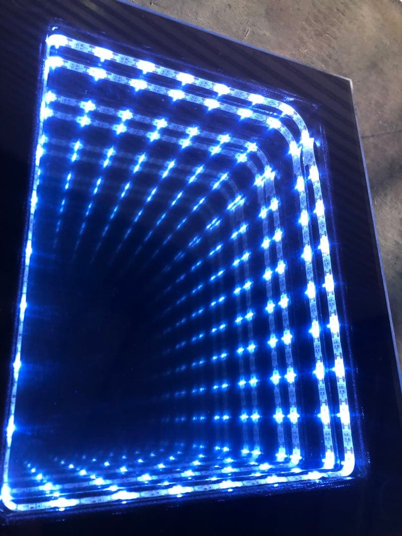 不思議が詰まったサイドテーブル