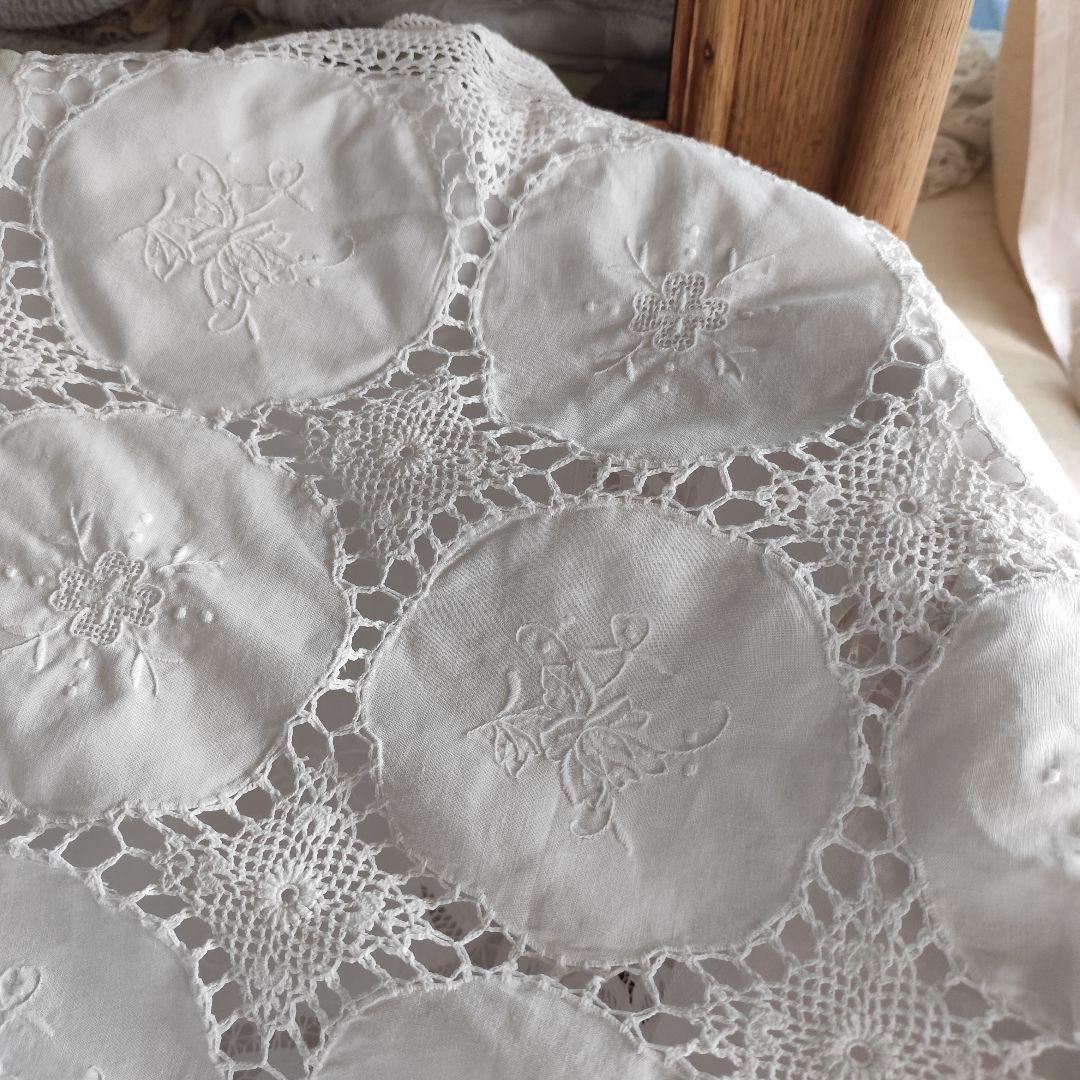 手刺繍入り円形パネル　手編みレース繋ぎ　ホワイト　フリークロス