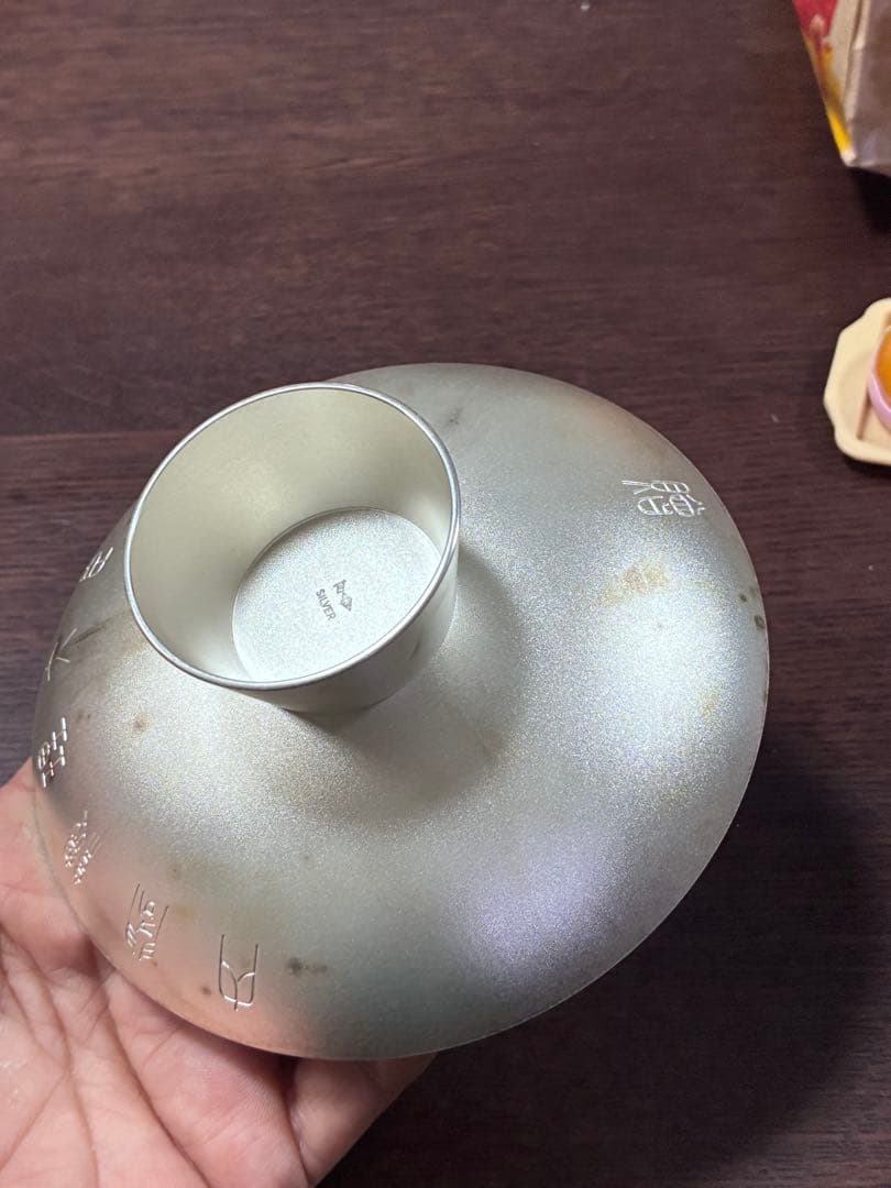 銀色の花模様皿