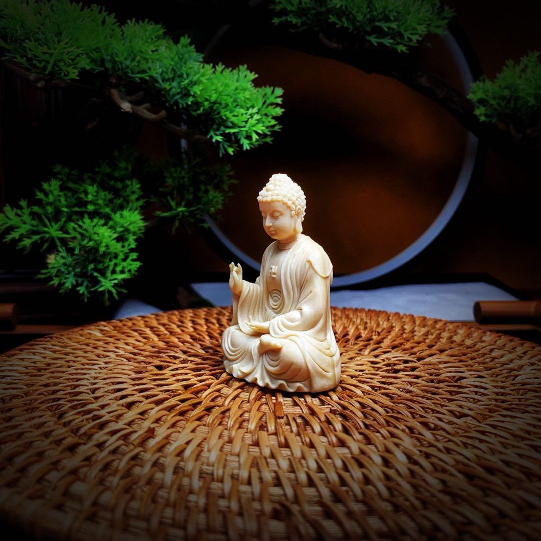 天然マンモス牙美しい手作り彫刻　大日如来　小さいな置物