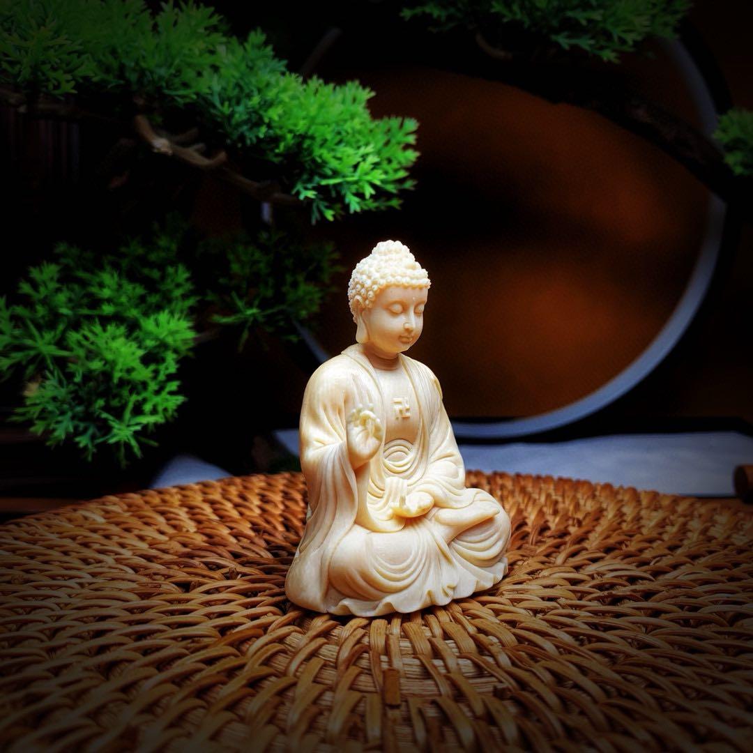 天然マンモス牙美しい手作り彫刻　大日如来　小さいな置物