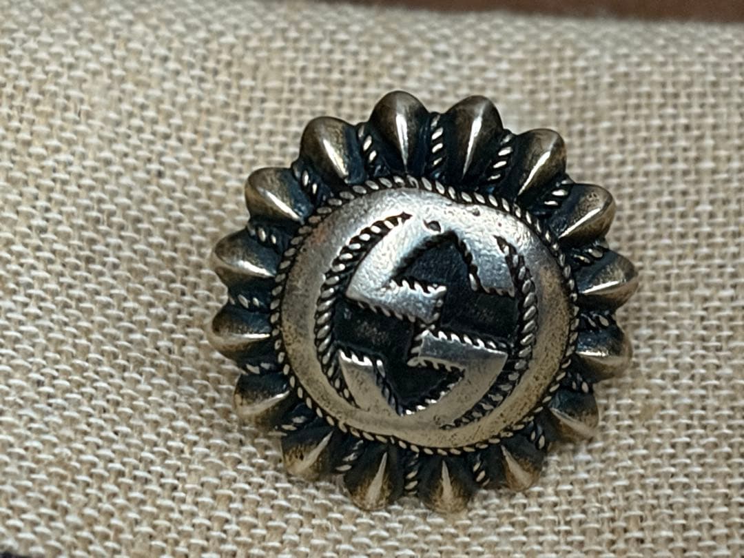 最終お値下げ　GUCCI GGロゴメタルブローチ