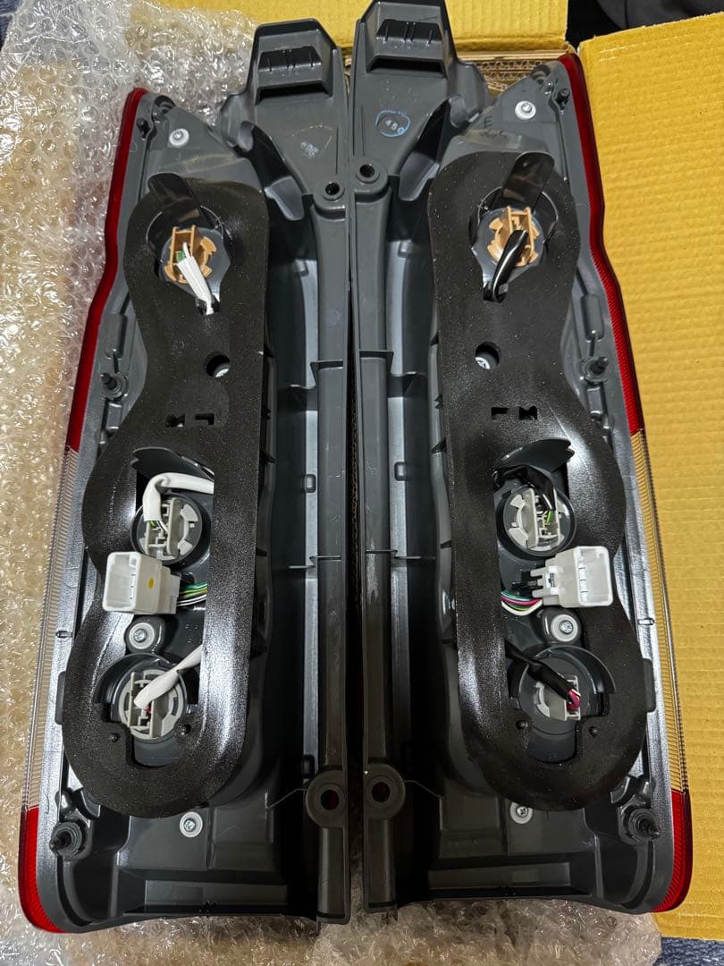 200系ハイエース 純正テールランプ 寒冷地仕様 新車外し