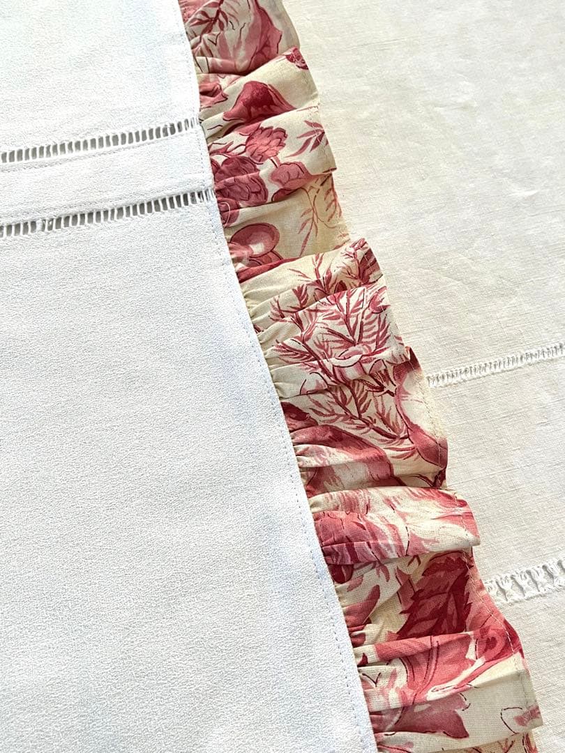 【美品】フランスアンティーク 手刺繍モノグラム テーブルクロス 赤のフリル付