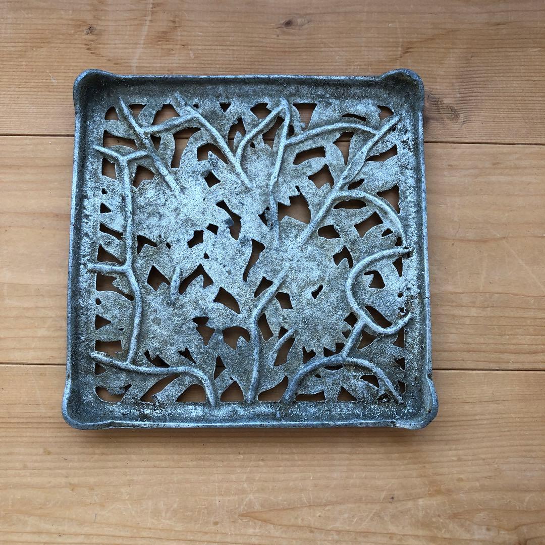 花のレリーフが美しい古い鍋敷き　トリベット　アンティーク　フランス　no.288