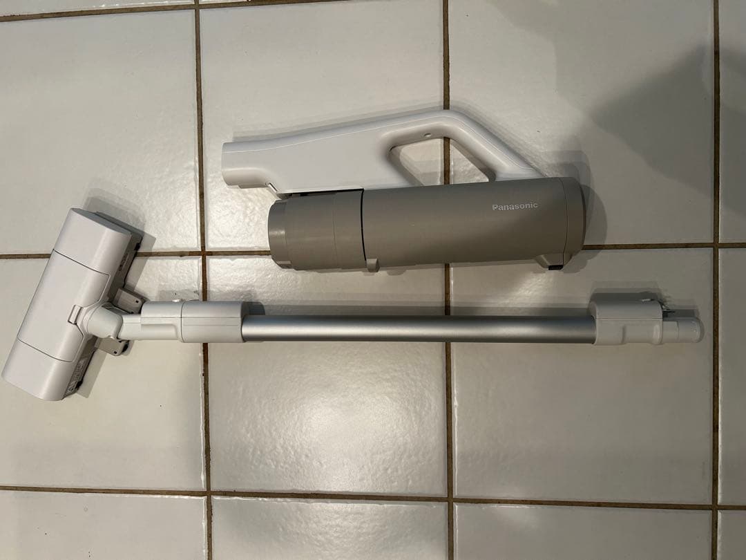 【中古美品・動作確認済】パナソニック 充電式掃除機 MC-NX810KM