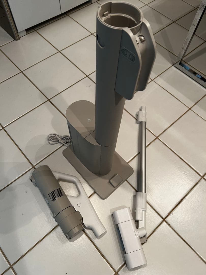 【中古美品・動作確認済】パナソニック 充電式掃除機 MC-NX810KM