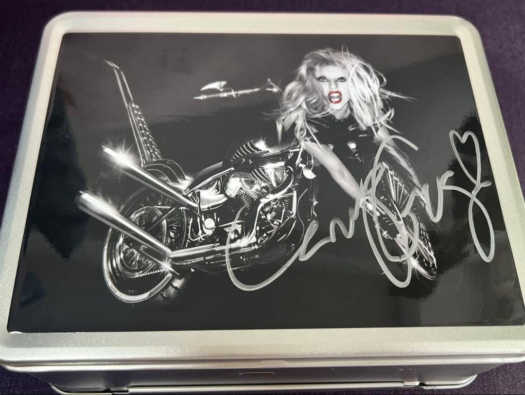 Lady Gaga Born This Way サイン入り缶ケース
