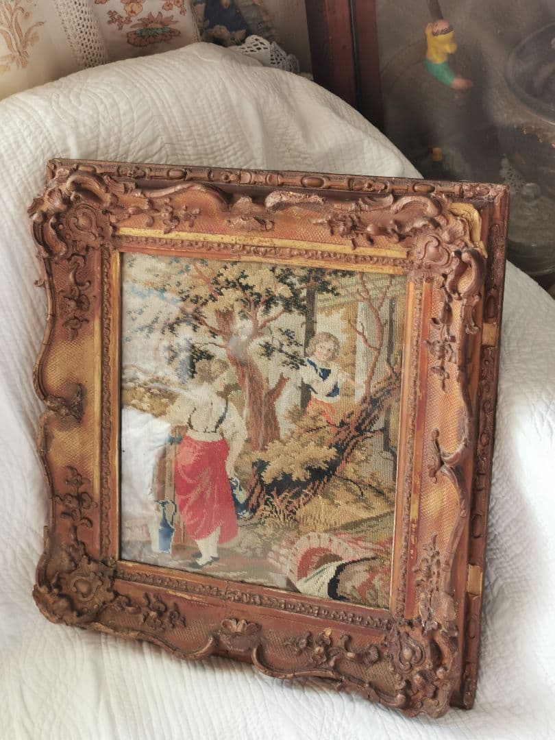 アンティーク 水を汲む女性 ラッパを吹く少年 プチポワン彫刻額装 ガラスフレーム