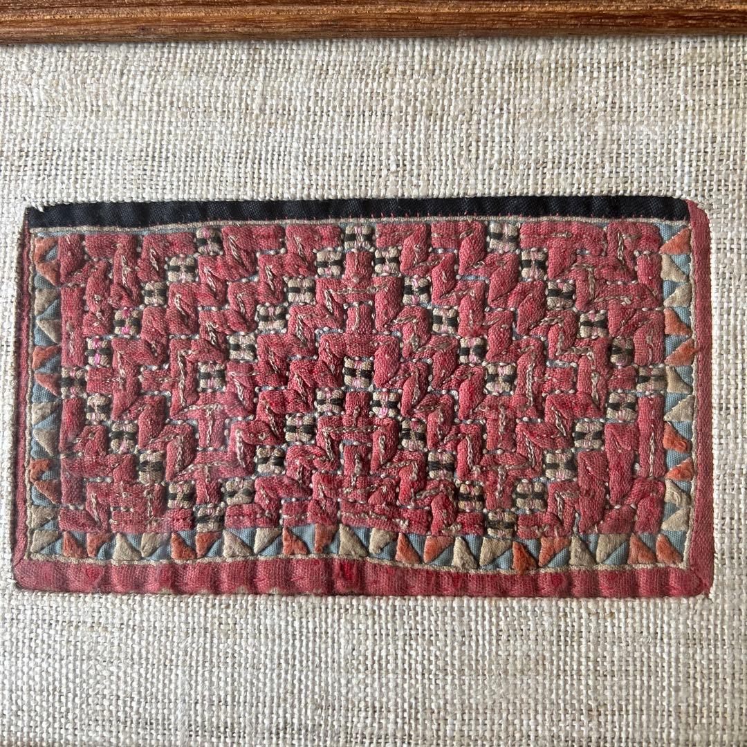 古布モン族手刺繍後ろ襟・古木チークウッド額装