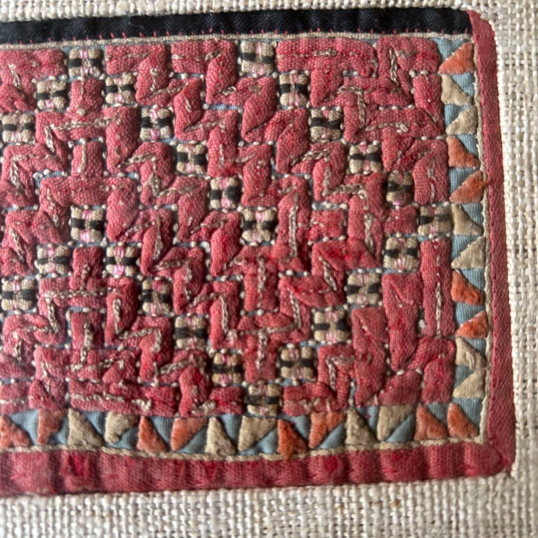 古布モン族手刺繍後ろ襟・古木チークウッド額装