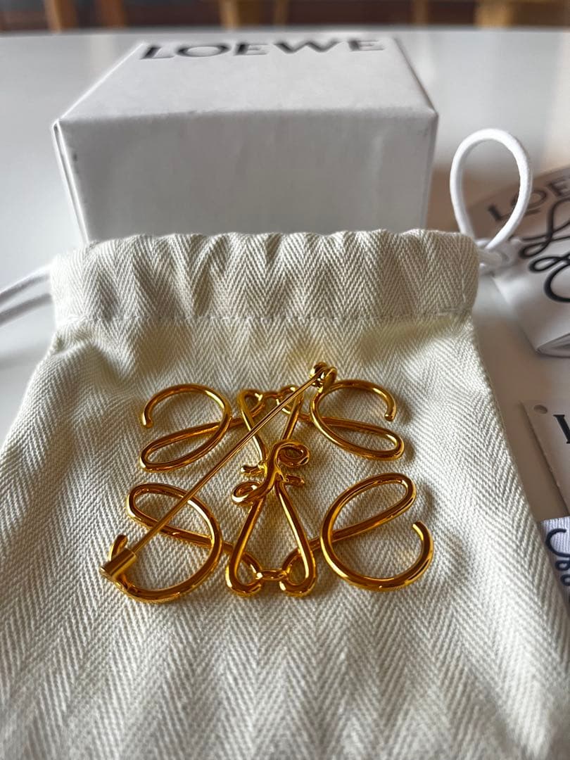 【美品】LOEWE ロエベ　アナグラム　ゴールド　ブローチ　ケース　保存袋付き