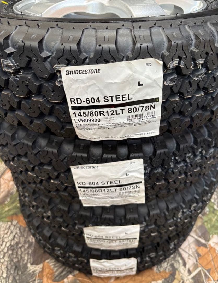 ㉛軽トラ・箱バン用の新品ゴツゴツタイヤと中古ホイールとナット付き