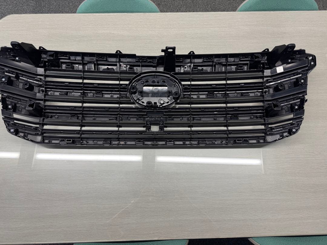 トヨタ ランクル300 純正グリル