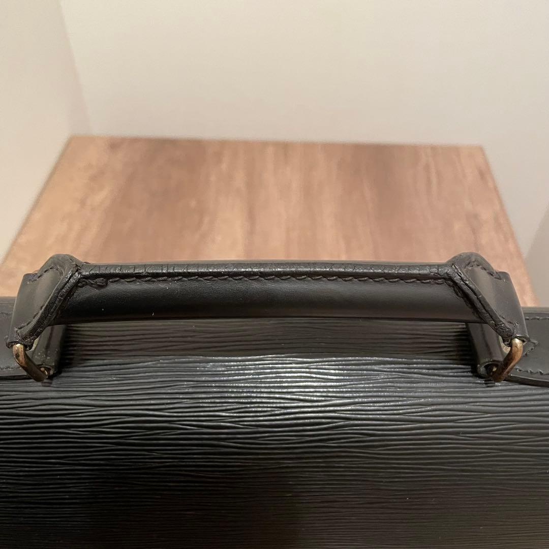 【にんにん】ルイヴィトン　エピ セルヴィエット　コンセイエ ブラック