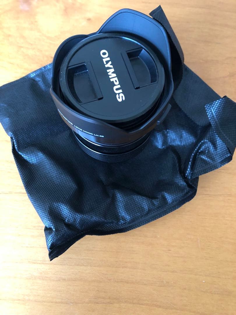 OLYMPUSのミラーレス一眼カメラと12-40mm f/2.8レンズのセット