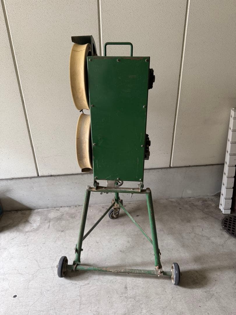 ピッチングマシン 緑色 ボール発射装置付き