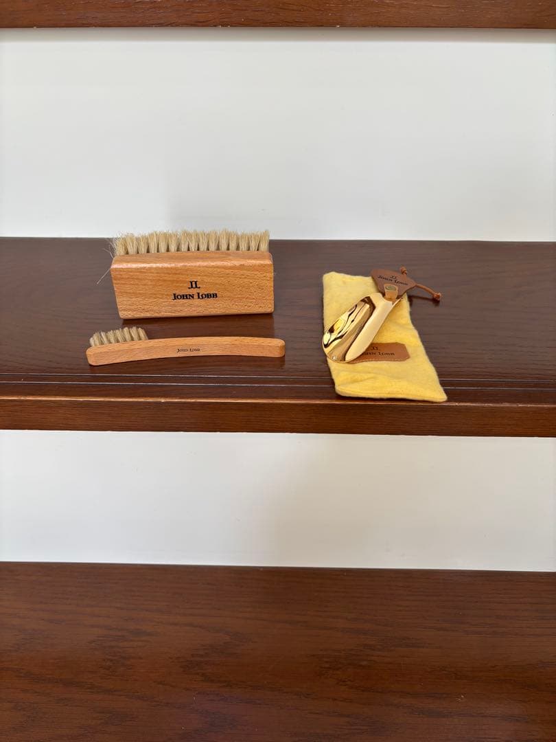 JOHN LOBB 真鍮製靴べら 、ブラシ、靴クリーム 革製品の取扱い説明書