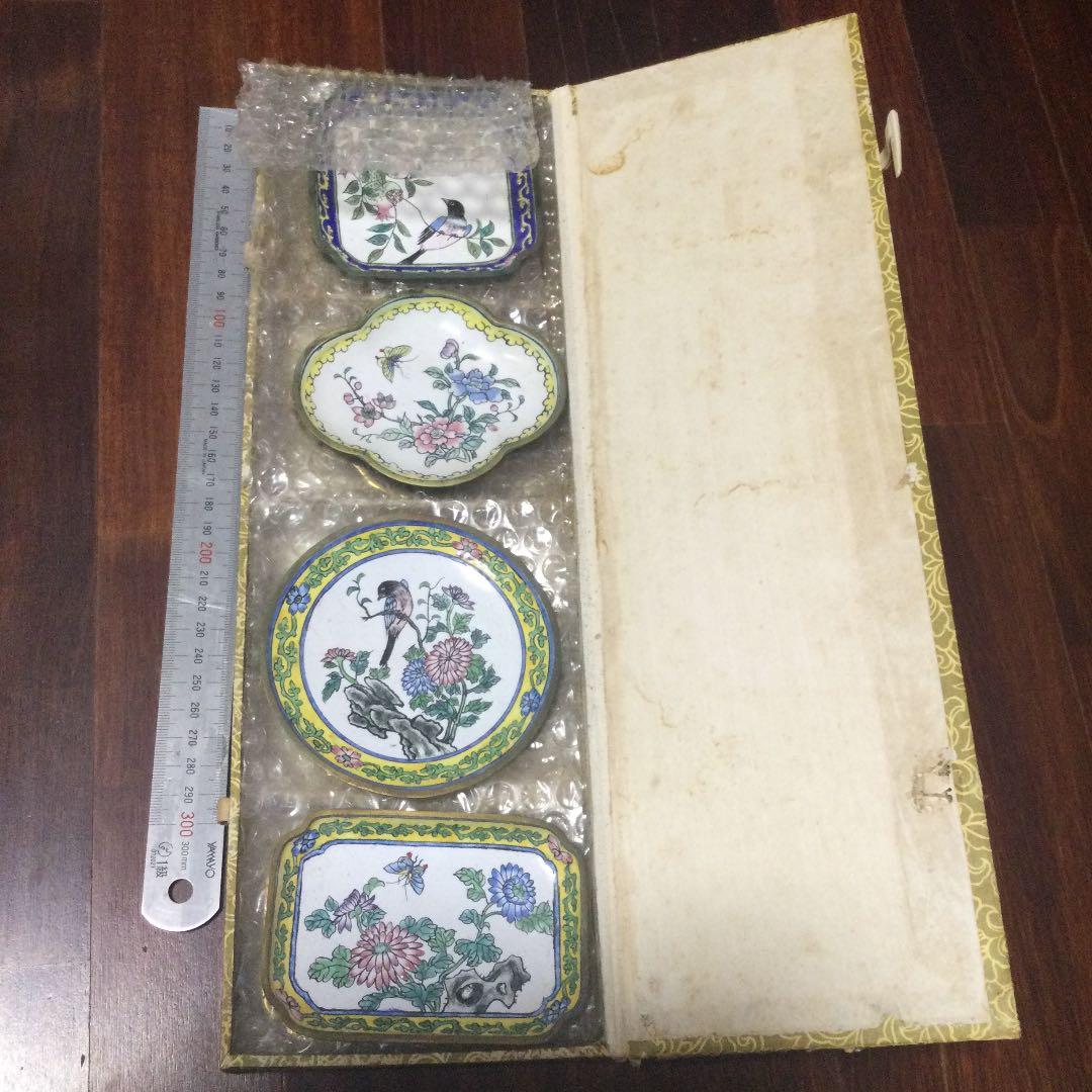 古い中国七宝焼の小皿8点、オリジナル箱付き