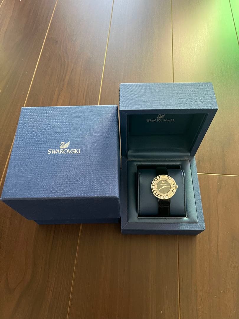 Swarovski ブラックレザーアナログ時計