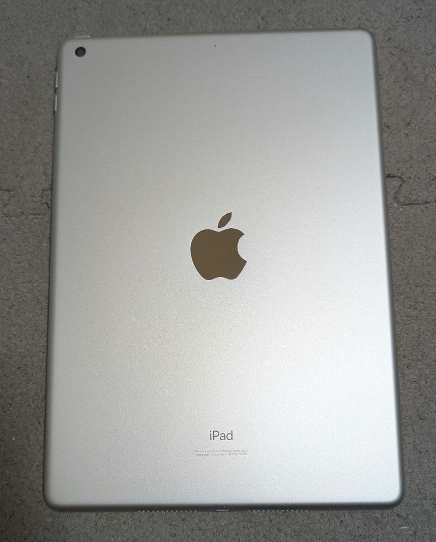 訳ありApple iPad 第8世代 32GB Wi-FIモデルシルバー 本体