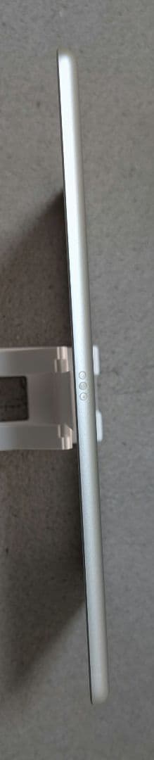 訳ありApple iPad 第8世代 32GB Wi-FIモデルシルバー 本体