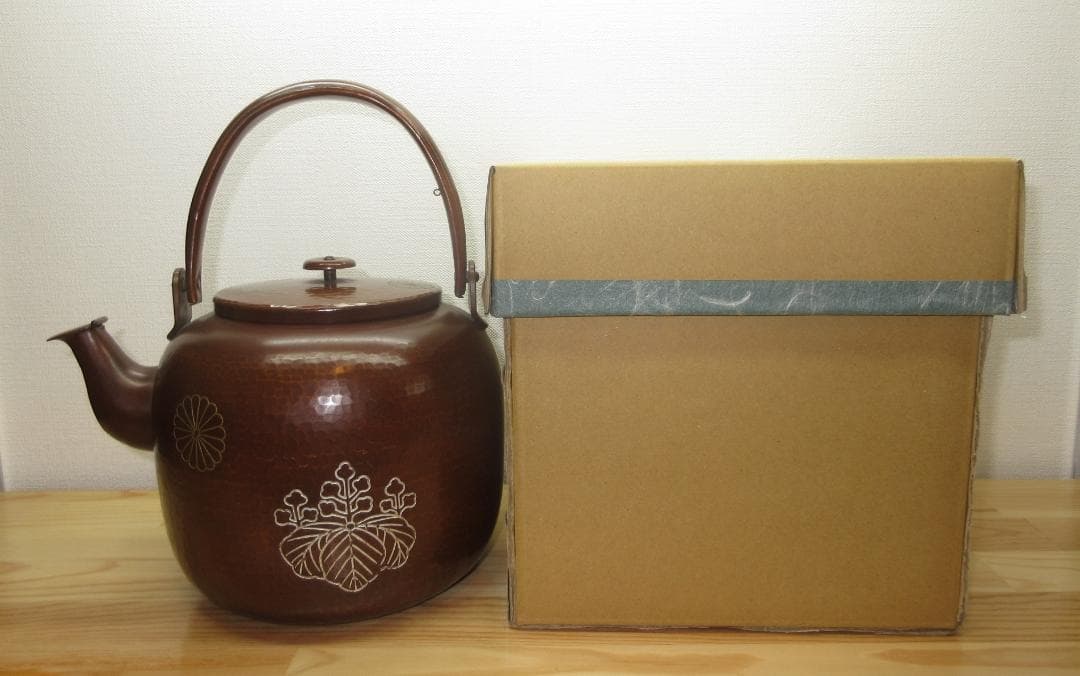 送料込【逢絢亭】茶道具 水屋道具 薬缶 口蓋付 打ち出し 菊桐の図 紙箱入り