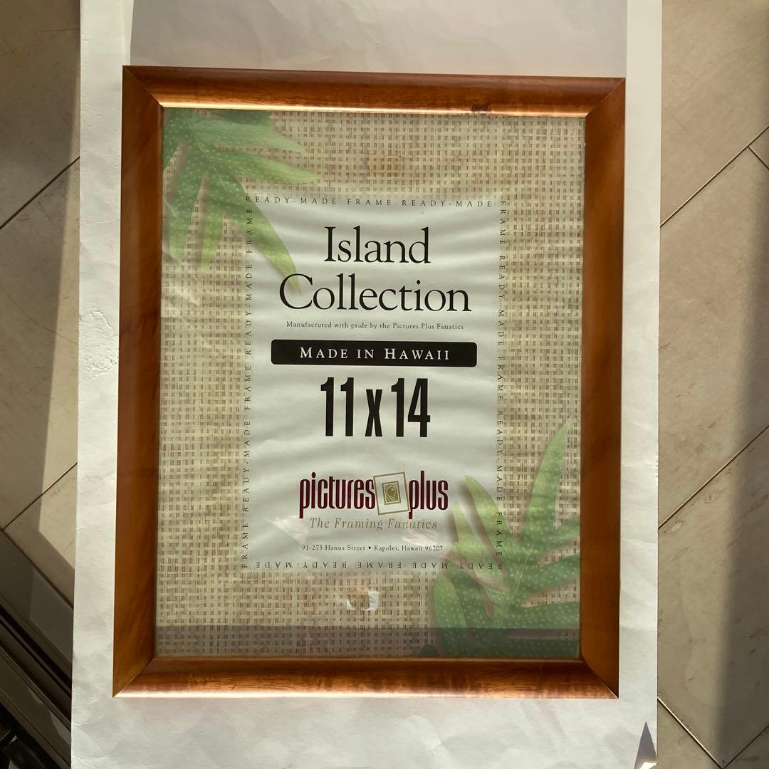 ハワイで購入した40×32センチのウッド額縁。2枚セットで