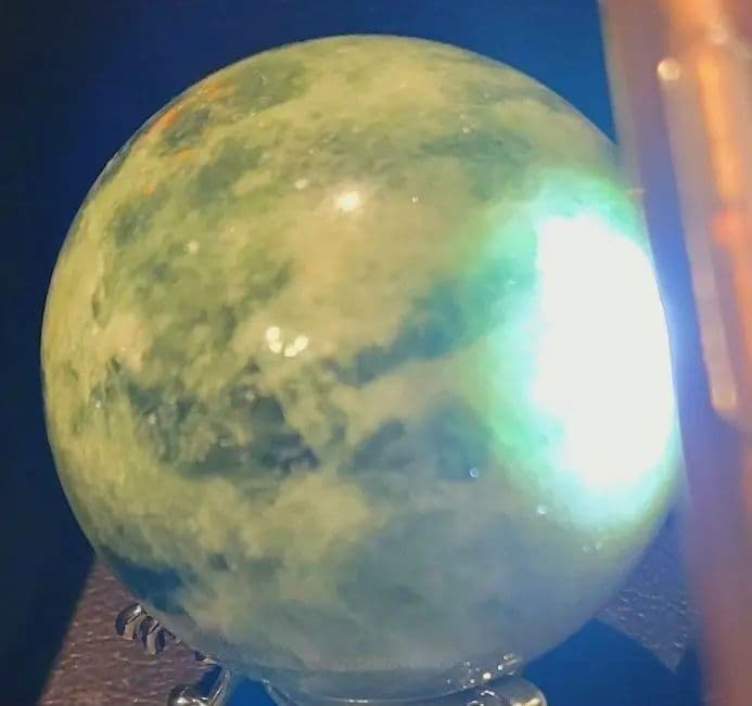 糸魚川翡翠結晶キラキラ　丸玉　３５７g