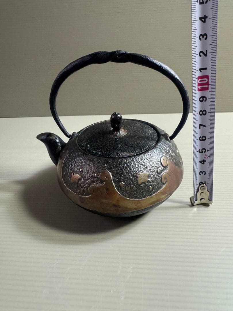 1557 照光堂作 希少砂鉄急須　南部鉄瓶＊波千鳥文　捻り提手 茶器　茶道具骨董
