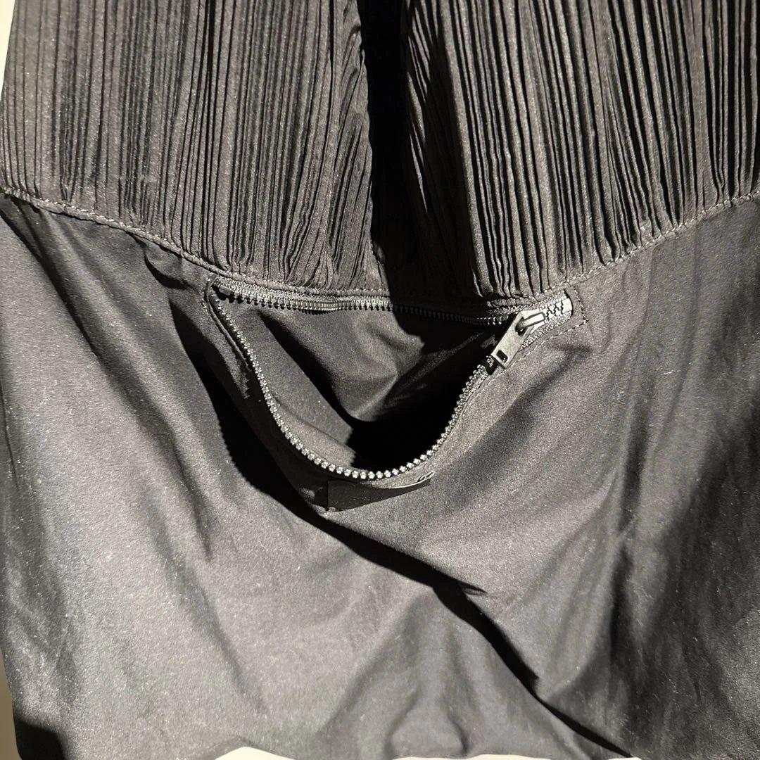 COS 彫刻的なショルダーバッグ PLISSE ブラック